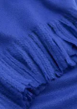 Bufanda rectangular azul eléctrico con terminación de flecos.