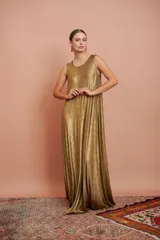 Vestido largo dorado sin mangas y de corte amplio.