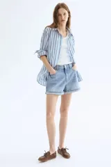 Short de jean celeste, de tiro alto, con cinco bolsillos y ruedo con dobladillo cosido.