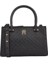 Cartera Tommy Hilfiger tipo tote color negro con monograma TH en bajo relieve, doble asa de mano, correa ajustable y extraíble para usar al hombro, cierre de cremallera y herrajes dorados.