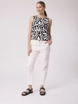 Blusa sin mangas con estampado abstracto en tonos azules y blancos.