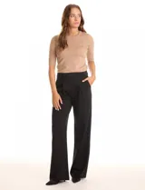 Pantalón palazzo negro de viscosa, tiro alto con pretina lisa y pasadores para cinturón. Diseño con pinzas frontales, bolsillos laterales de corte vertical y bolsillos ojal simulados en la parte trasera.