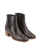 Bota de caña media con estampado de piel de serpiente en tonos marrones, con elásticos laterales negros y taco de madera.