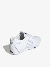 Zapatillas Adidas Adiracer Lo color blanco, inspiradas en los coches de carreras. Confeccionadas en cuero y material sintético, con las tres tiras características de la marca en los laterales.