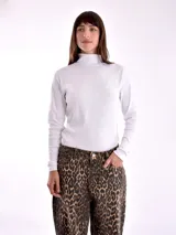 Polera negra de tejido de punto con cuello alto y mangas largas.