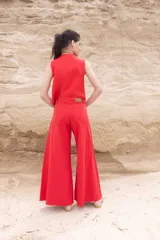 Pantalón jean color borgoña, de corte wide leg y tiro alto.