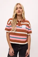 Remera tejida con rayas horizontales marrones, rosas y turquesas, cuello polo y calce boxy.