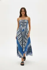 Vestido largo strapless con estampado geométrico en tonos azules y blancos, con detalle de cordón ajustable y borlas en el escote.
