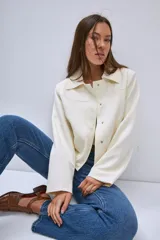 Chaqueta roja con cuello camisero, manga larga y cierre con botones a presión.