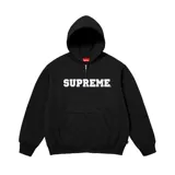 Campera negra con capucha y cierre frontal, con el logo 'Supreme' en letras blancas estilo universitario en el pecho. Tiene un bolsillo tipo canguro en la parte delantera.