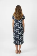 Vestido midi negro de algodón, corte recto, manga corta y cuello redondo.