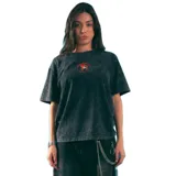 Remera negra con efecto acid wash, corte holgado y estampa frontal con un diseño abstracto en rojo y blanco.