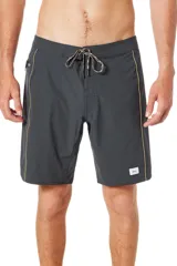 Short de baño negro con cordón ajustable en la cintura y ribete color arena en los laterales.
