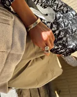 Anillo dorado con diseño irregular que simula un pétalo.