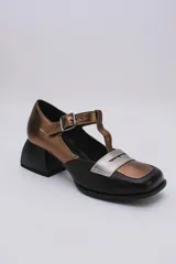 Zapato Mary Jane de cuero color bronce y dorado, con puntera redondeada, tira sobre el empeine con hebilla y tacón cuadrado.