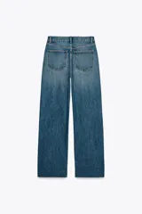 Pantalón de jean azul de corte wide leg, tiro alto y largo hasta el tobillo.