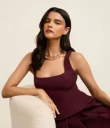 Gargantilla rígida y abierta de metal con baño dorado claro, con diseño de múltiples hilos paralelos en formato de luna.