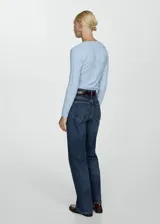 Cardigan de punto fino color tostado, con cuello pico y cierre delantero con botones.