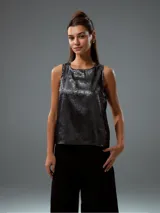 Musculosa beige de corte recto y cuello redondo.
