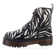 Bota acordonada de cuero negro con plataforma, diseño robusto y suela texturada.