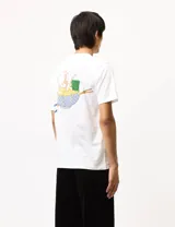Remera de manga corta color negro con logo en el pecho, de corte recto.