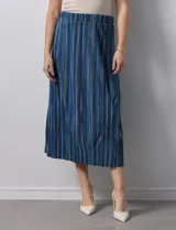 Falda midi plisada de satén con rayas verticales azules y pretina elástica.