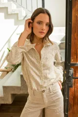 Camisa de lino con estampado de flores liberty y aplique bordado de flor de encaje.