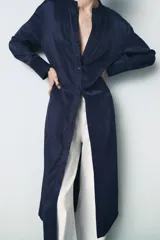 Vestido midi azul marino de viscosa y lino, con cuello redondo, manga larga con puños, abertura en la espalda y cierre frontal con botones.