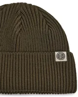 Gorro de lana negro con detalle de etiqueta con logo en el borde.
