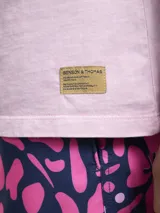 Remera color petróleo de corte clásico, con cuello redondo y bolsillo en el pecho.