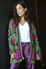 Pantalón babucha de símil cuero metalizado color violeta, con cintura elastizada ajustable con cordón.