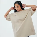 Remera color beige con cuello redondo y estampado con texto en el pecho y logo en la parte inferior.