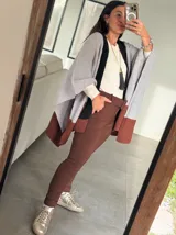 Pantalón de vestir marrón con cinturón de hebilla rectangular, corte ajustado y bolsillos laterales.