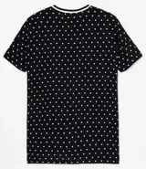 Vestido corto negro con estampado de lunares blancos, corte recto, cuello redondo con ribete blanco, manga corta y bolsillo de parche en el pecho.
