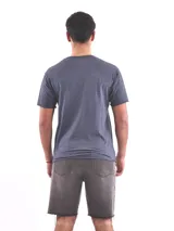 Remera gris claro de corte recto y manga corta, con bolsillo en el pecho.