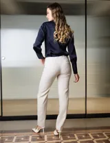 Pantalón de vestir color beige, marca Zac & Rachel, con bolsillos delanteros y traseros.