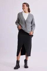 Cardigan de punto gris melange con botones marrones.