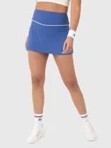 Falda deportiva azul con calza interna, cintura alta con detalle de línea blanca y corte mini.