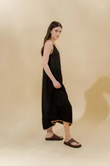 Vestido midi color crema, tejido de punto con bloques de diferentes texturas, escote redondo y sisas con terminación ondulada.