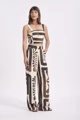 Top corto con estampado abstracto en tonos beige y marrón, de breteles anchos y corte recto.