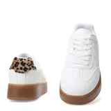 Zapatillas deportivas blancas con cordones, detalle de animal print en el talón y suela gruesa color caramelo.