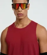 Musculosa deportiva color bordó, sin mangas y cuello redondo.