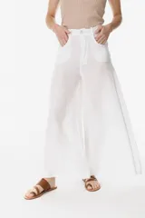 Pantalón tipo palazzo de lino color rojo, con corte amplio y cintura alta.
