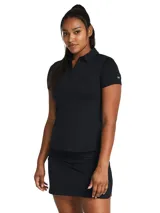Chomba Under Armour Playoff de mujer, color negro, de corte clásico, con cuello polo y mangas cortas.