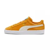 Championes Puma Suede Classic de gamuza color verde con franja lateral blanca y suela de goma blanca.