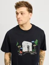 Camiseta negra de manga corta y cuello redondo con estampado del Arco del Triunfo en París.