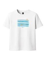 Remera blanca de algodón con cuello redondo y mangas cortas. Estampado con diseño de surfistas en el mar y logo de la marca Denali.