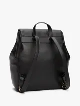 Mochila Tommy Hilfiger de poliuretano negro con acabado liso, cierre de solapa magnético, asa superior, dos correas ajustables, un compartimento principal y un bolsillo interior con cremallera.