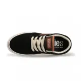 Zapatillas de skate color negro con detalles en marrón y suela blanca, diseño clásico y cómodo.
