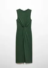 Vestido midi verde con detalle de nudo en la cintura, sin mangas y cuello redondo.